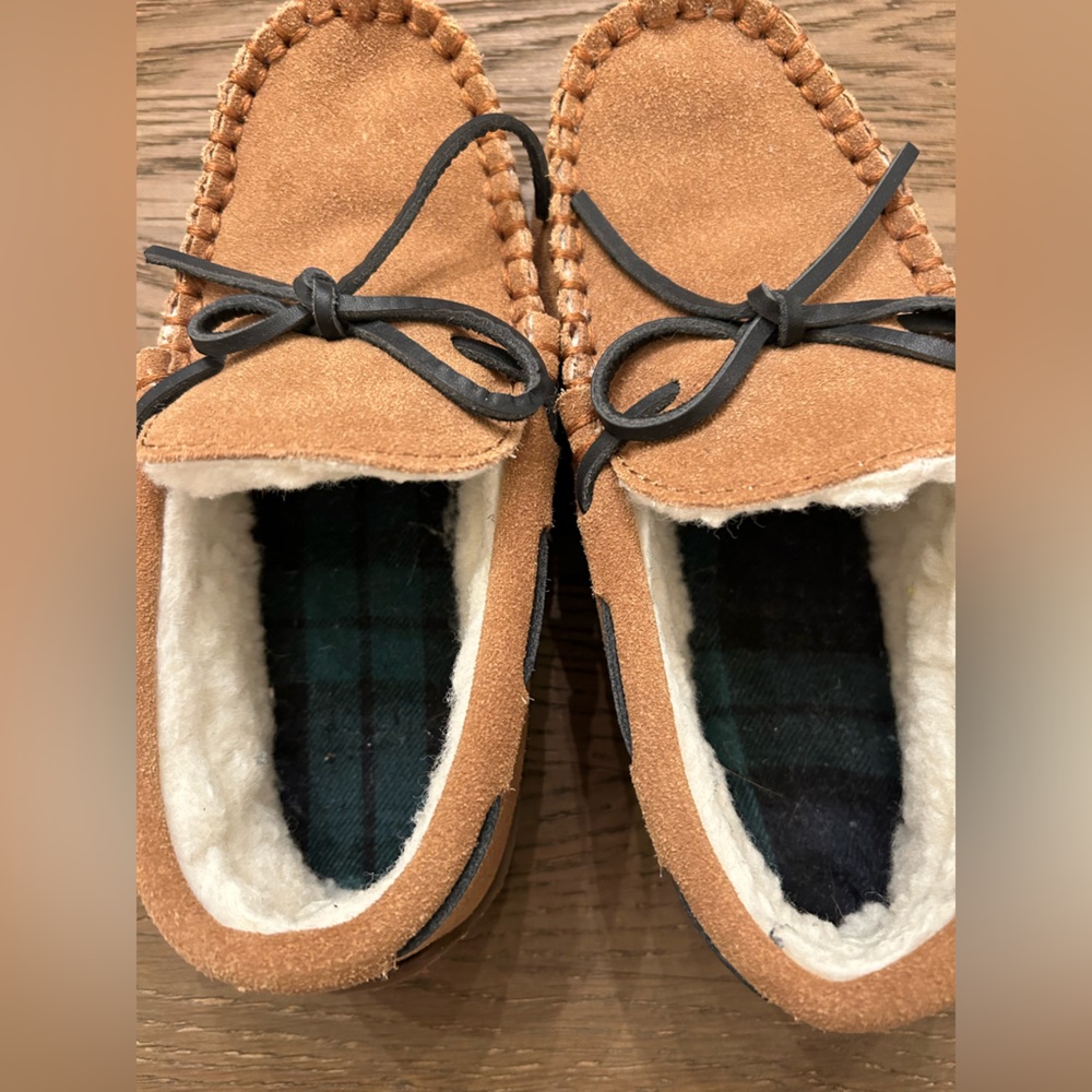 Vineyard Vines NWOT kids slippers suede